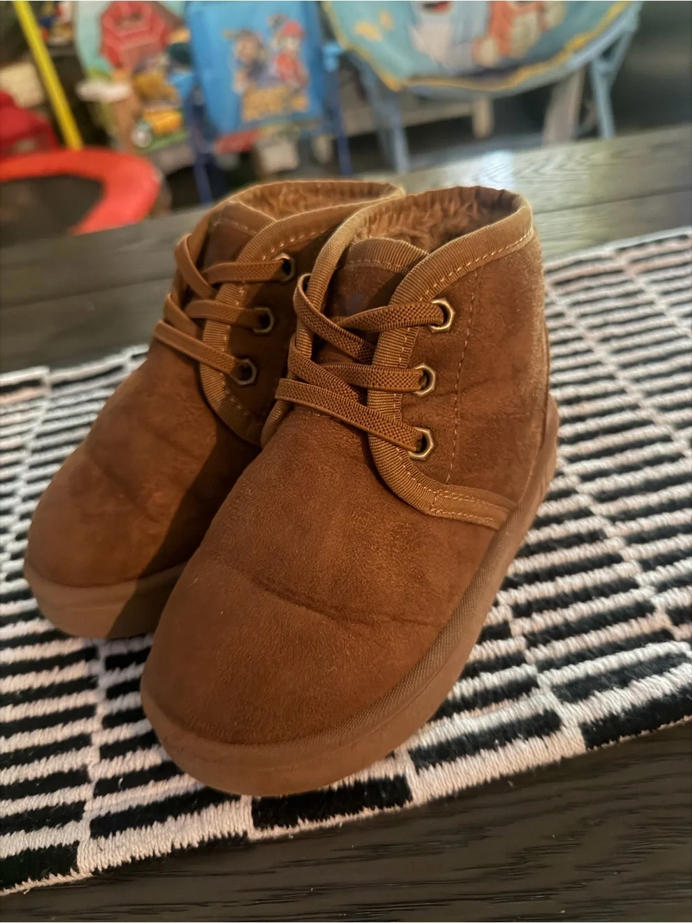 Boys Hurley sherpa lined boots size 9 very good condition.